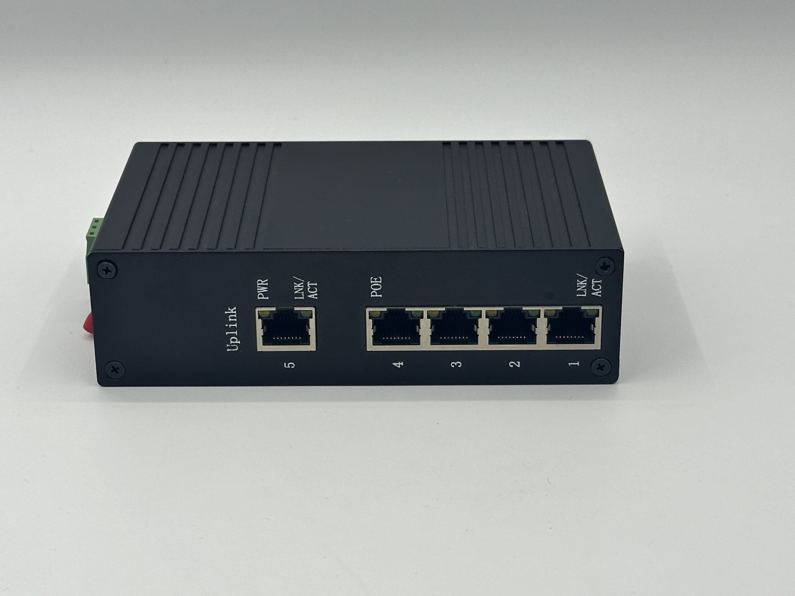 Industrial Grade 4 GE POE ports + 1 GE Uplink - Image 2