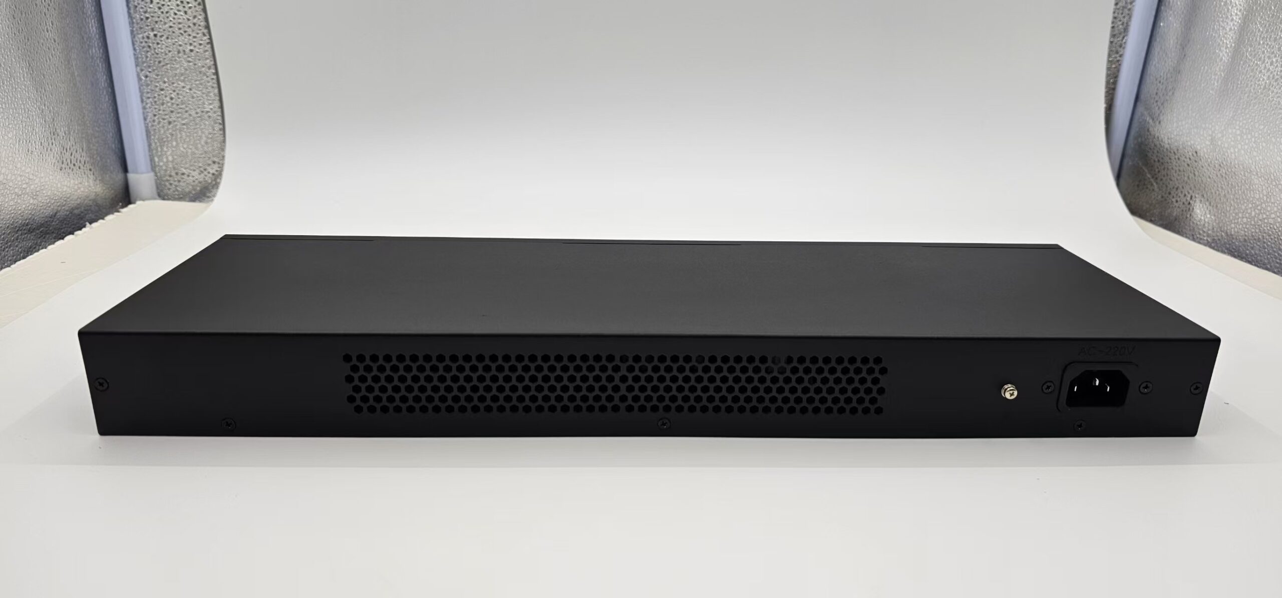 Unmanaged Switch 24 FE ports +2 GE Uplink - Image 2