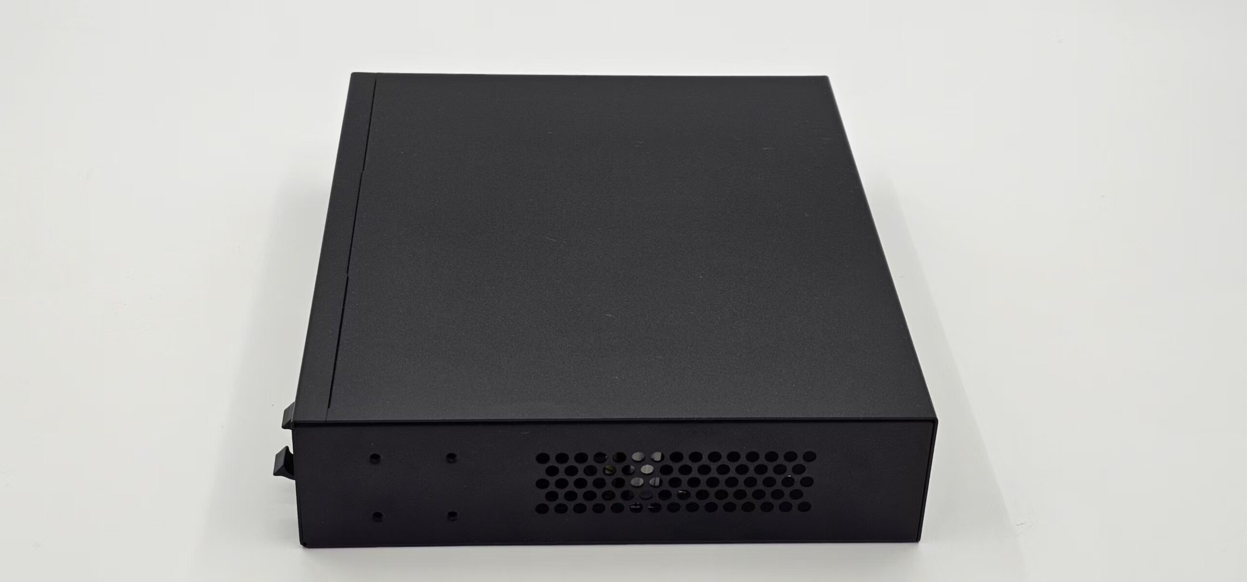 Web Managed Switch 16 GE ports + 2 SFP Uplink - Image 2