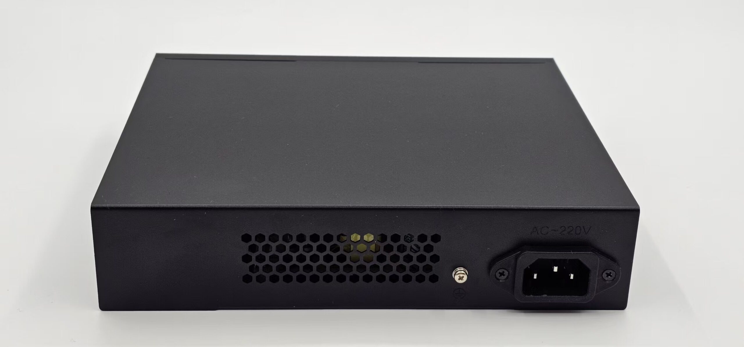 Web Managed Switch 16 GE ports + 2 SFP Uplink - Image 3